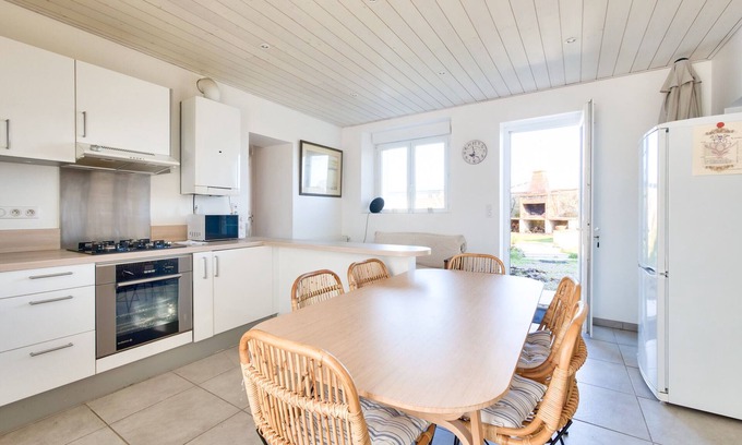 Saint-Michel-en-l'Herm House | House for 6 in Vendée with garden