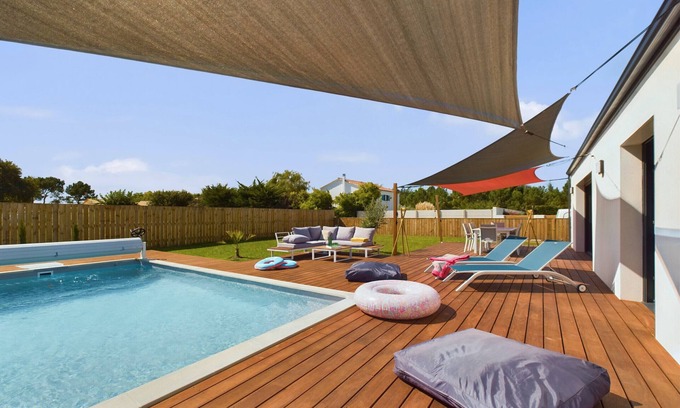 Saint-Hilaire-de-Riez Ski Chalet | House for 7 with a pool (6 adults maximum)