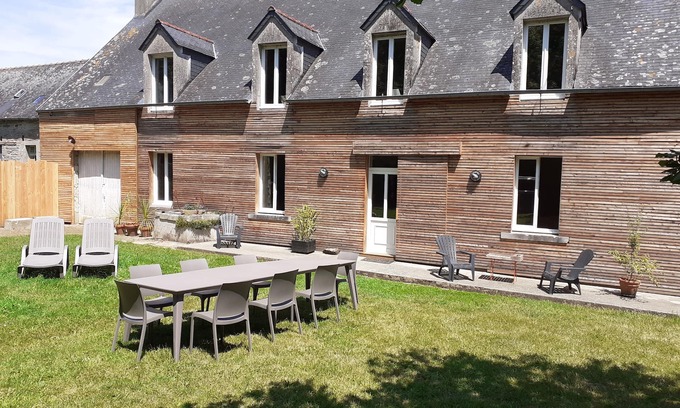 Ploneour-Lanvern House | House in a green setting in Land and Sea