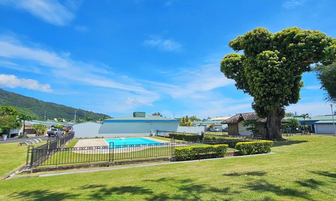 Paea House | House in a private residential area with swimming-pool