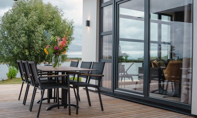 Maurik House | House in Arnhem With Rhine Views