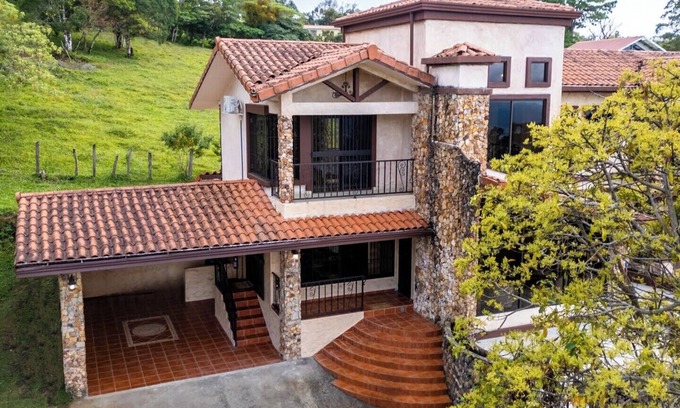 Jaramillo House | House in Boquete with king beds and hot tub