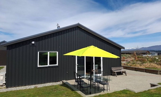 Lake Hawea House | House in Lake Hawea, perfect for couples and families - short walk to the Lake.