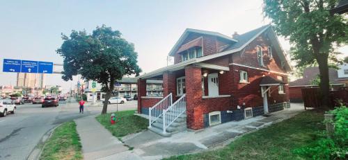Niagara Falls House | House in Niagara falls, Close to Clifton Hill, Casino and Horseshoe falls and with kitchen for 6 Guest