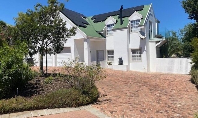 Somerset West House | House in Security Estate overlooking Table Mountain, Helderberg and False Bay