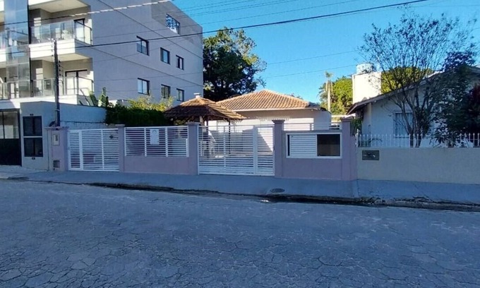 Centro House | HOUSE IN THE CENTER OF BOMBINHAS CLOSE TO THE BEACH AND SHOPPING