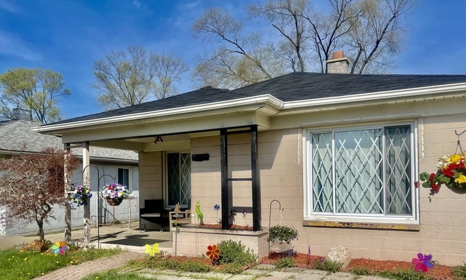 Dearborn Heights House | House in the heights
