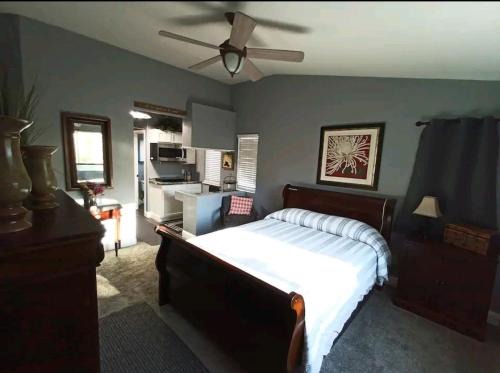Roseville House | House Master Suite, in-unit kitchen and laundry