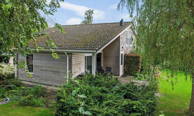 Grou House | House Mosk with large garden facing south, near lake.