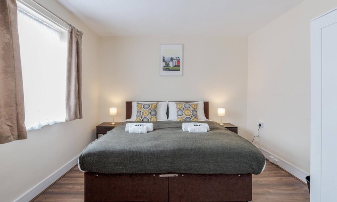 Barking House | House near Barking station, 30 mins to London. Parking paid. Close to amenities.