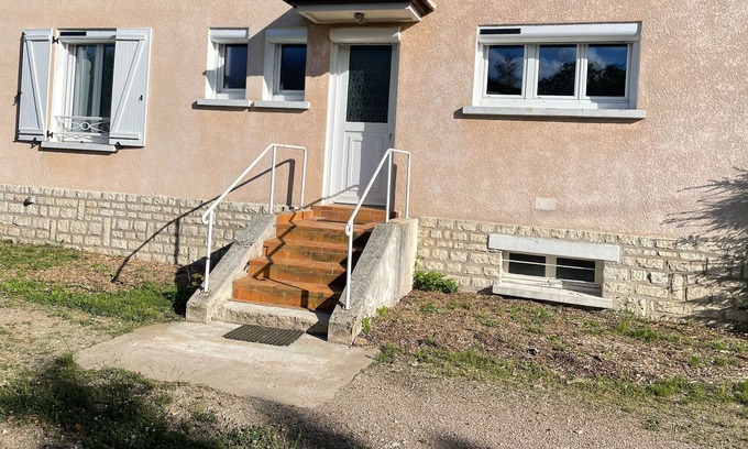 Champs-sur-Yonne House | House near Chablis between Vézelay and Guédelon, with courtyard and garden, quiet.