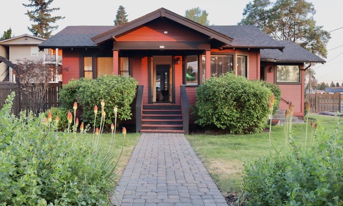 Southern Crossing House | House near Old Mill District and Box Factory with Hot Tub & Fire Pit.