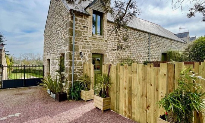 Montfarville Cottage | House near the sea, linens provided, secure parking
