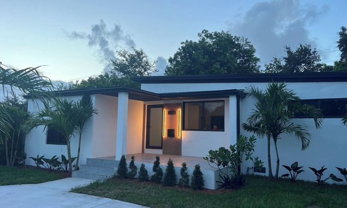 North Miami Beach House | House of Flair: Modern Art Haven