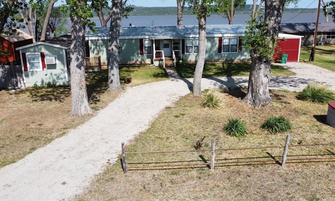 Graford House | House on lake- Waterfront lake house on Possum Kingdom Lake