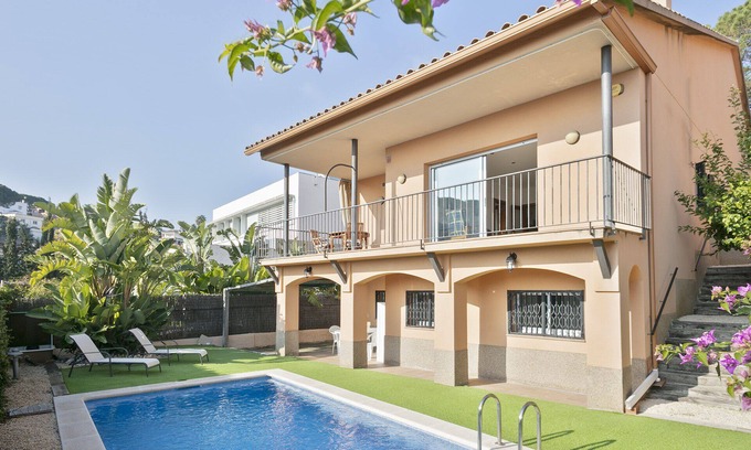 Sant Pol De Mar House | House on the beach with pool, for 9 people.