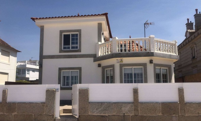 A Porqueira House | HOUSE ON THE FIRST LINE OF THE BEACH