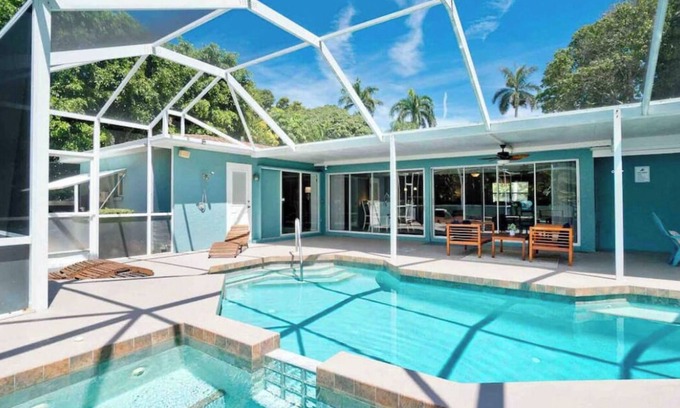 Bradenton House | House plus Guest House.*5BD/4BA!* Heated Pool and Hot Tub.minutes to beaches
