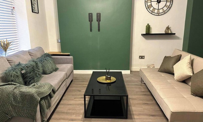 Bridgend House | House - Sleeps 5 - Garden - Parking