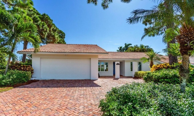 Park Shore House | House west of 41: 10 min. walk to beach, park, arts, restaurants and shopping!