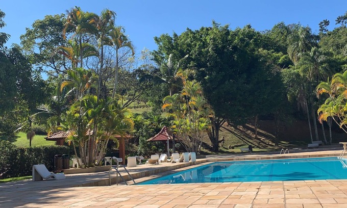 Serra Negra Cottage | House with beautiful lake view in condominium with ample leisure facilities in Serra Negra.