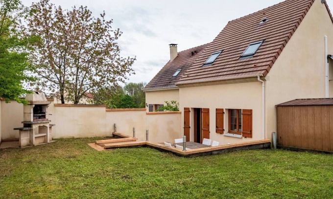 Bonnieres-sur-Seine House | House with terrace and garden near Giverny.