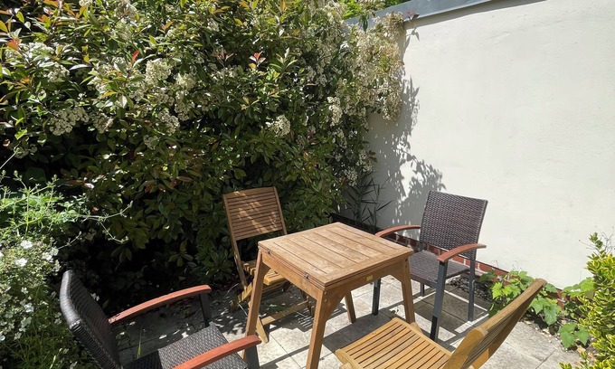 Suedost House | House with garden, close to bus and train stations with plenty of parking spaces