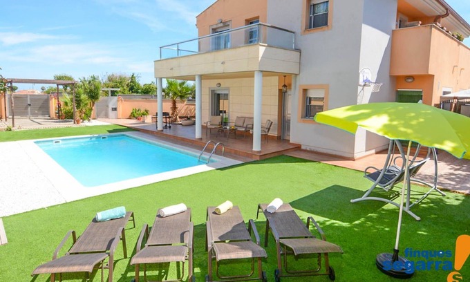 El Roc de Sant Gaieta House | House with garden, pool and barbecue