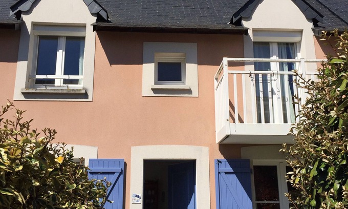 Port Guillaume House | House with garden, in residence with heated pool 200 m away, sea 400 m away.
