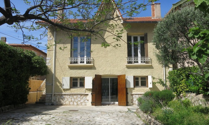 Montolivet House | House with garden on a hill