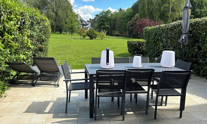 Tourgeville House | House with garden, terrace, fireplace, 5' from the beach, private tennis court.