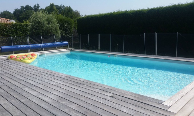 Izon House | House with heated pool, 3 bedrooms; 20 km from Bordeaux