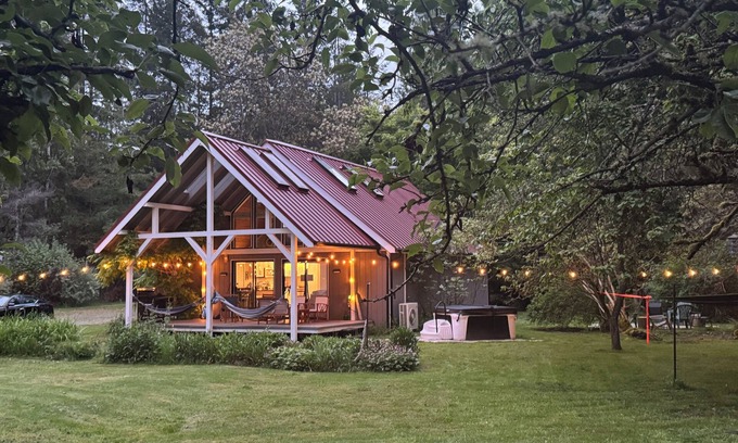 Freeland House | House with hot tub on 2.5 acres