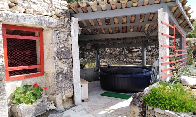 Thezac House | House with large garden and private Jacuzzi. Site classified Natura2000 for its flora