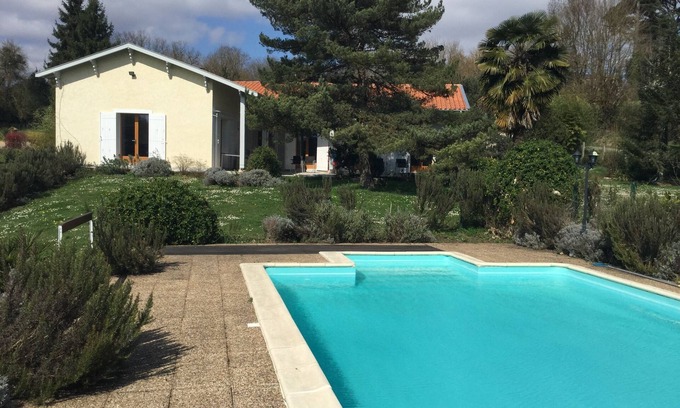 Pompignac House | House with large swimming pool and park, sleeps 8, near Bordeaux, St Emilion, Arcachon