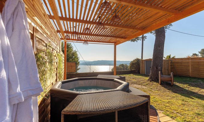Istres House | House with magnificent lake view, Wi-Fi and air conditioning