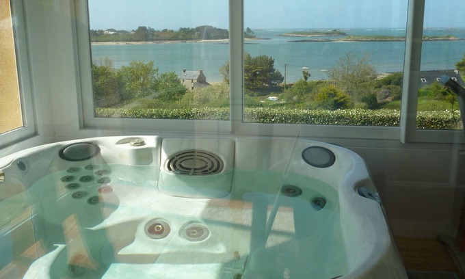Landeda House | House with panoramic view over the entrance to Aber Wrach, with jacuzzi.
