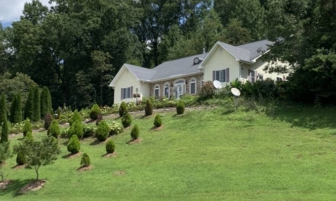 Hendersonville Apartment | House with private ￼apartment, latest appliance,View,flowers, Creekside.