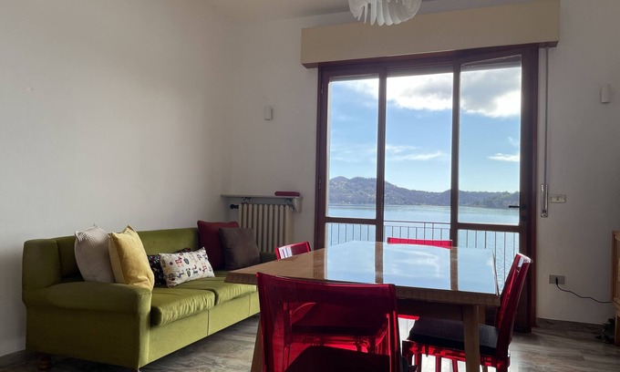 Pella Apartment | House with private overflow garden on the lake
