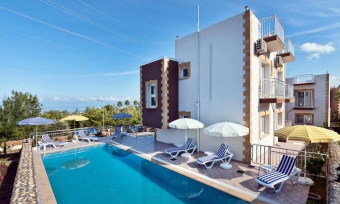 Kyrenia Villa | House with Shared Pool and Terrace 9 min to Beach