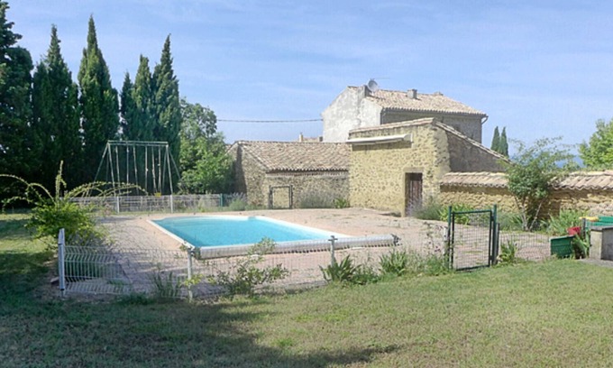 Rochegude Ski Chalet | House with swimming pool, in the heart of the village of Rochegude