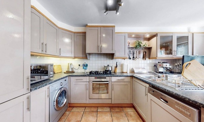 Junction House | HOUSE WITHIN CENTRAL LONDON ZONE 2