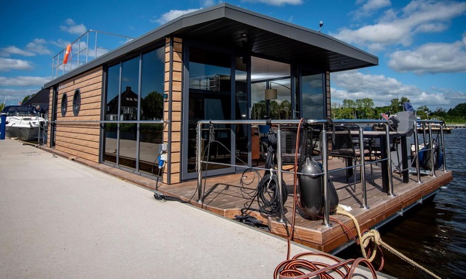 Offingawier Boat Rental | Houseboat a unique accommodation with an unobstructed view