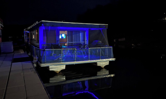 Jefferson City Boat Rental | Houseboat for a great Getaway weekend. on 29,000-acre Lake Cherokee