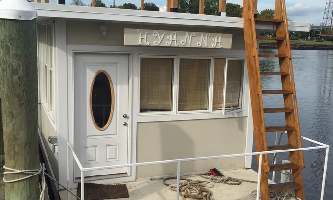Fox Point Boat Rental | Houseboat Hyanna - Floating Tiny House - Downtown Providence