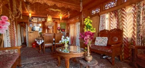 Dal Lake Boat Rental | Houseboat New Suzan
