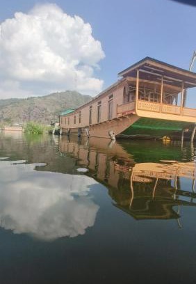 Dal Lake Boat Rental | Houseboat Pride of India