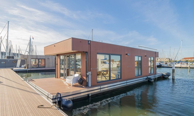 Monnickendam Boat Rental | Houseboat: "Splendid" at Marina Monnickendam tender included