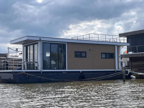 Monnickendam Boat Rental | Houseboat Tjonger NS003