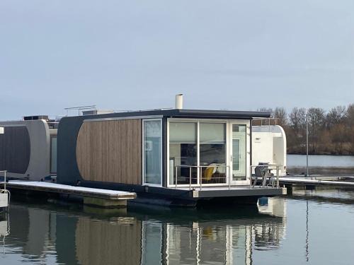 Heugum Boat Rental | Houseboat Trinidad